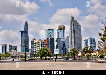 Lo skyline della città moderna si affaccia dall'altra parte del fiume Saigon, ho chi Minh, Vietnam Foto Stock