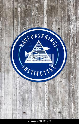 Segno rotondo blu di Havforskningsinstituttet & Institute of Marine Research su una parete di cemento armato in Norvegia Foto Stock