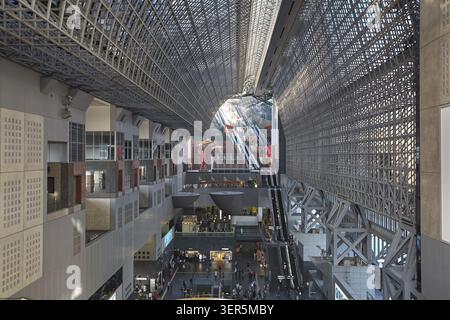 KYOTO, GIAPPONE - 22 OTTOBRE 2007: L'interno della stazione ferroviaria di Kyoto grande atrio con travi in acciaio a vista tetto, chiamato la matrice, progettato da H Foto Stock