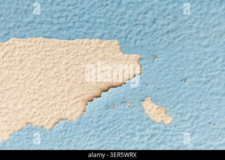 Sbucciatura della texture blu su sfondo grunge astratto della parete beige Foto Stock