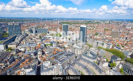 Vista aerea con droni dello skyline del centro di Bruxelles, con moderni grattacieli per uffici e tradizionali tetti residenziali in una giornata di sole in Belgio. Foto Stock