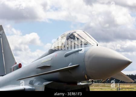 Moderno caccia di quarta generazione jet airfield elegante naso aerodinamico cabina di pilotaggio trasparente tettoia spettacolare nuvole cielo. Velocità avanzata dell'aviazione militare Foto Stock