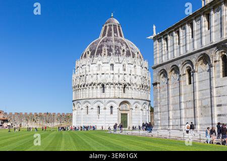 battistero storico e cattedrale a Pisa, Italia Foto Stock