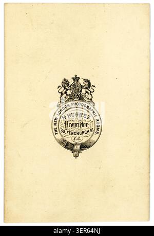 Reverse Victorian 1860s carte de visite, CDV, Visiting card, The New London Photographic Rooms, studio di H Hughes, 59 Fenchurch St London EC 1860's.. Foto Stock