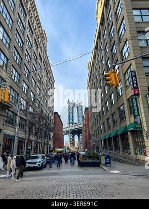 New York City, New York, Stati Uniti, Street Scenes, Brooklyn, DUMBO, con Manhattan Bridge, Vista panoramica (Washington Street) Foto Stock