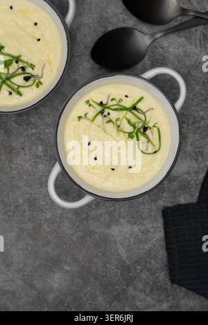 Zuppa di asparagi bianchi cremosi in ciotole con doppio smalto Foto Stock