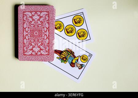 Carte da gioco spagnole su sfondo bianco a Madrid, Spagna Foto Stock