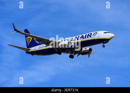 Ryanair Boeing B737 in avvicinamento finale all'aeroporto di Palma, Mallorca, sabato 13 giugno 2026 Foto Stock