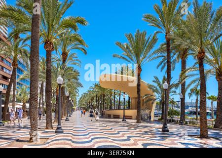 I turisti passeggiano lungo la passeggiata Explanada de Espana via mare ad Alicante. Spagna Foto Stock