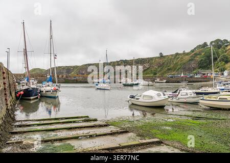 Barche a Low Tide a Stonehaven - Cowie Harbour, Aberdeenshire, Scozia Foto Stock