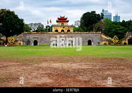Porta sud di Doan Mon presso la Cittadella Imperiale di Thang Long ad Hanoi, Vietnam. Utilizzato dai Re per entrare e uscire dalla città Proibita. Foto Stock