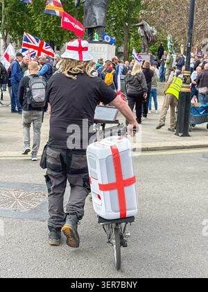 Londra, Inghilterra, Regno Unito - 16 maggio 2026: Persona che indossa un cappello St George England spingendo una bicicletta con un sistema audio nei colori della bandiera di St George Foto Stock