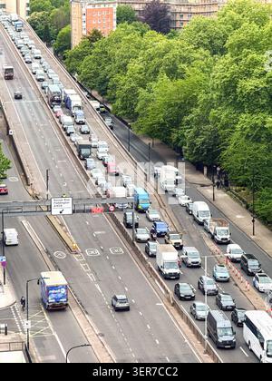 Londra, Inghilterra, Regno Unito - 15 maggio 2026: Vista aerea del traffico in coda su una delle strade principali che conducono al centro di Londra all'ora di punta. Foto Stock