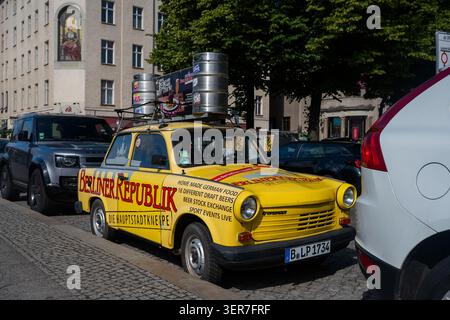 Automobile Trabant della Germania Est, dipinta per pubblicizzare una birreria a Berlino Foto Stock