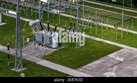 Vista aerea di una sottostazione elettrica funzionante con trasformatori e apparecchiature ad alta tensione per la distribuzione dell'alimentazione. Foto Stock
