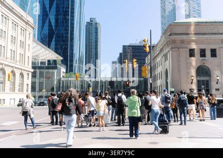 Toronto, Canada - 4 giugno 2026: Un grande gruppo di pedoni aspetta all'incrocio vicino alla Union Station in centro Foto Stock