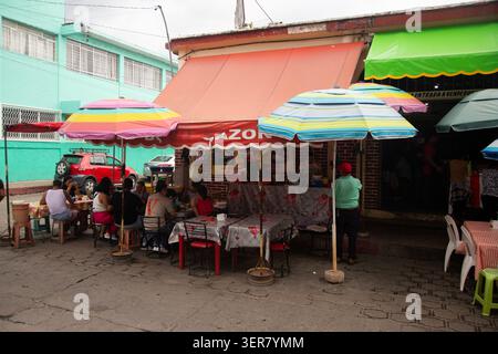 Chiapa del Corzo, Messico; 1° gennaio 2026: Vivace mercato di strada a Chiapa de Corzo con gente che acquista bevande a base di frutta fresca Foto Stock