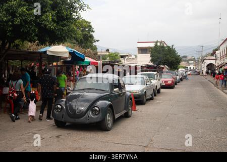 Chiapa del Corzo, Messico; 1° gennaio 2026: Vivace mercato di strada a Chiapa de Corzo con gente che acquista bevande a base di frutta fresca Foto Stock