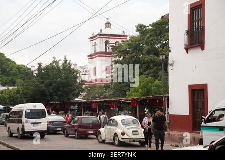 Chiapa del Corzo, Messico; 1° gennaio 2026: Vivace mercato di strada a Chiapa de Corzo con gente che acquista bevande a base di frutta fresca Foto Stock