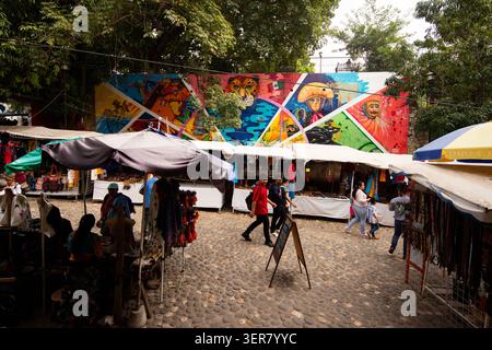 Chiapa del Corzo, Messico; 1° gennaio 2026: Vivace mercato di strada a Chiapa de Corzo con gente che acquista bevande a base di frutta fresca Foto Stock