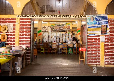 Chiapa del Corzo, Messico; 1° gennaio 2026: Vivace mercato di strada a Chiapa de Corzo con gente che acquista bevande a base di frutta fresca Foto Stock