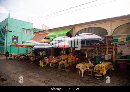 Chiapa del Corzo, Messico; 1° gennaio 2026: Vivace mercato di strada a Chiapa de Corzo con gente che acquista bevande a base di frutta fresca Foto Stock