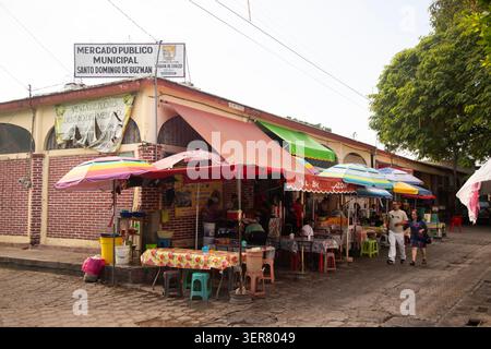 Chiapa del Corzo, Messico; 1° gennaio 2026: Vivace mercato di strada a Chiapa de Corzo con gente che acquista bevande a base di frutta fresca Foto Stock