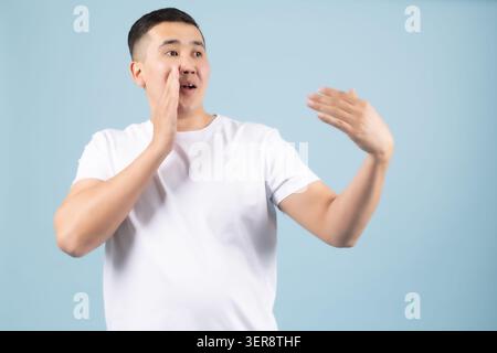 Giovane stanco che fa il palmo facciale toccando il viso con profonda delusione Foto Stock
