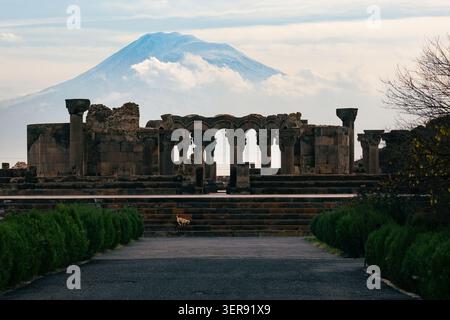 Rovine della cattedrale di Zvartnots con sfondo sul Monte Ararat, Armenia. Antica architettura armena del VII secolo, patrimonio dell'umanità dell'UNESCO. Foto Stock