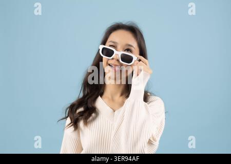 Donna che indossa occhiali da sole e sorride Foto Stock