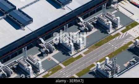 Vista aerea di un moderno campus di data center iperscala nei Paesi Bassi, con edifici industriali, sistemi di raffreddamento ed alimentazione, connessione di rete Foto Stock