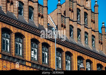 Vista ravvicinata della facciata gotica in mattoni di Altes Rathaus con finestre ad arco e frontoni decorativi nella storica città vecchia di Hannover Foto Stock