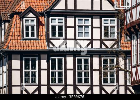 Case a graticcio con finestre bianche e tetti di tegole rosse nella storica città vecchia di Hannover Foto Stock