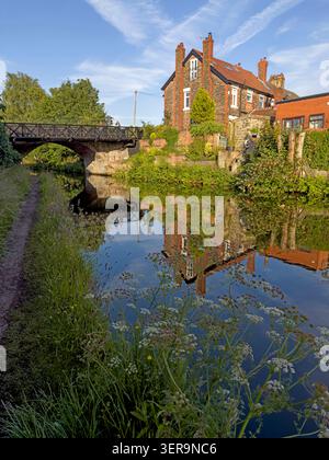 Canale di Bridgewater a Grappenhall, Warrington, Cheshire, Inghilterra, Regno Unito, con vista verso est sugli edifici sul lungofiume. Foto Stock