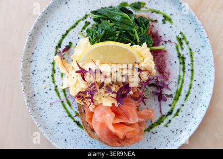 Delizioso piatto di brunch con salmone affumicato e soffici uova strapazzate Foto Stock