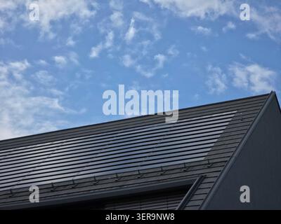 tegole solari integrate che fondono perfettamente la tecnologia avanzata delle energie rinnovabili con un'elegante architettura moderna Foto Stock
