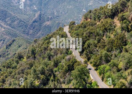 La panoramica General's Highway si snoda fino al Sequoia National Park, California, USA Foto Stock