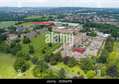 Vista aerea dal drone della Leeds Beckett University Headingley Campus a Leeds West Yorkshire con la storica residenza studentesca del James Graham Building Foto Stock