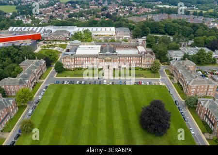 Vista aerea dello storico edificio James Graham presso il campus di Headingley della Leeds Beckett University, circondato da prati formali residenze studentesche Foto Stock