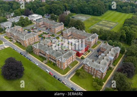 Vista aerea con droni degli edifici per gli studenti del Leeds Beckett University Headingley Campus a Leeds West Yorkshire, con edifici residenziali Foto Stock