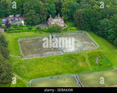 Vista aerea degli ex campi da tennis e delle strutture sportive del Leeds Beckett University Headingley Campus a Leeds, West Yorkshire, che mostra recintati in disuso Foto Stock