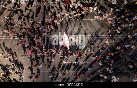 Manifestanti contro lo sviluppo del turismo proposto a Tirana TIRANA, ALBANIA 17 GIUGNO 2026: Attivisti ambientali, gruppi della società civile, famiglie e giovani prendono parte al diciottesimo giorno consecutivo di manifestazioni contro un progetto di sviluppo del turismo di lusso legato a Jared Kushner. I manifestanti hanno marciato attraverso Tirana centrale portando striscioni, cartelli e bandiere albanesi, chiedendo la cancellazione del progetto e sollevando preoccupazioni circa il suo potenziale impatto ambientale. Installazioni a tema fenicottero e mostre simboliche rappresentate in modo prominente durante la manifestazione, Foto Stock