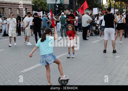 Manifestanti contro lo sviluppo del turismo proposto a Tirana TIRANA, ALBANIA 17 GIUGNO 2026: Attivisti ambientali, gruppi della società civile, famiglie e giovani prendono parte al diciottesimo giorno consecutivo di manifestazioni contro un progetto di sviluppo del turismo di lusso legato a Jared Kushner. I manifestanti hanno marciato attraverso Tirana centrale portando striscioni, cartelli e bandiere albanesi, chiedendo la cancellazione del progetto e sollevando preoccupazioni circa il suo potenziale impatto ambientale. Installazioni a tema fenicottero e mostre simboliche rappresentate in modo prominente durante la manifestazione, Foto Stock