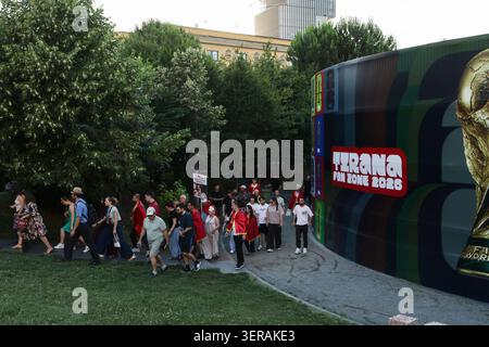 Manifestanti contro lo sviluppo del turismo proposto a Tirana TIRANA, ALBANIA 17 GIUGNO 2026: Attivisti ambientali, gruppi della società civile, famiglie e giovani prendono parte al diciottesimo giorno consecutivo di manifestazioni contro un progetto di sviluppo del turismo di lusso legato a Jared Kushner. I manifestanti hanno marciato attraverso Tirana centrale portando striscioni, cartelli e bandiere albanesi, chiedendo la cancellazione del progetto e sollevando preoccupazioni circa il suo potenziale impatto ambientale. Installazioni a tema fenicottero e mostre simboliche rappresentate in modo prominente durante la manifestazione, Foto Stock