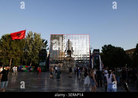 TIRANA, ALBANIA – 17 GIUGNO 2026: Attivisti ambientali, gruppi della società civile, famiglie e giovani prendono parte al diciottesimo giorno consecutivo di manifestazioni contro un progetto di sviluppo del turismo di lusso legato a Jared Kushner. I manifestanti hanno marciato attraverso Tirana centrale portando striscioni, cartelli e bandiere albanesi, chiedendo la cancellazione del progetto e sollevando preoccupazioni circa il suo potenziale impatto ambientale. Le installazioni a tema fenicottero e le esposizioni simboliche sono state rappresentate in modo prominente durante la manifestazione, riflettendo un simbolo crescente del movimento di protesta. Foto di Foto Stock