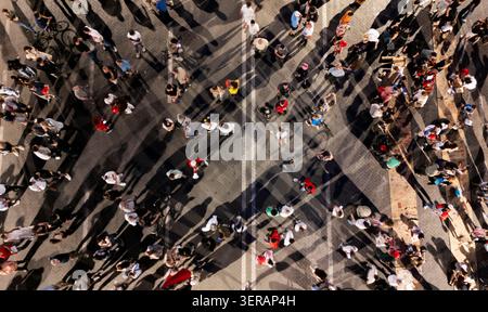 TIRANA, ALBANIA – 17 GIUGNO 2026: Attivisti ambientali, gruppi della società civile, famiglie e giovani prendono parte al diciottesimo giorno consecutivo di manifestazioni contro un progetto di sviluppo del turismo di lusso legato a Jared Kushner. I manifestanti hanno marciato attraverso Tirana centrale portando striscioni, cartelli e bandiere albanesi, chiedendo la cancellazione del progetto e sollevando preoccupazioni circa il suo potenziale impatto ambientale. Le installazioni a tema fenicottero e le esposizioni simboliche sono state rappresentate in modo prominente durante la manifestazione, riflettendo un simbolo crescente del movimento di protesta. Foto di Foto Stock