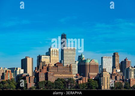 Paesaggio urbano caratterizzato da vari edifici alti e grattacieli a Brooklyn Foto Stock