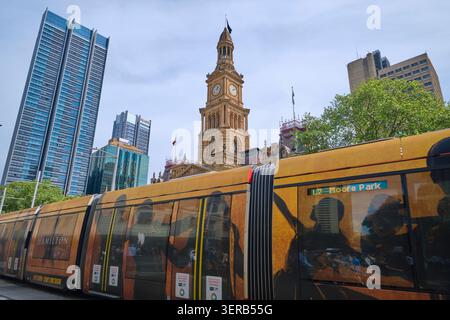 Vista sul municipio, la sala principale, la sala della Pace, la sala Centennial e il centro città. con tram, metropolitana leggera, treno. A Sydney, NSW, Australia. Foto Stock
