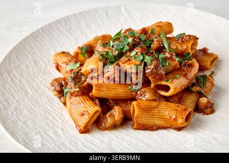 Pizza fatta in casa con verdure fresche su tavola di legno Foto Stock