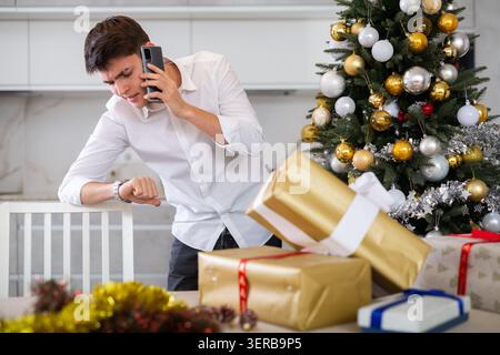 l'uomo comunica con un amico al telefono Foto Stock